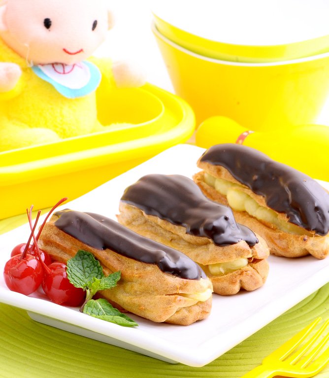 Eclair with Cheese Vla Filling